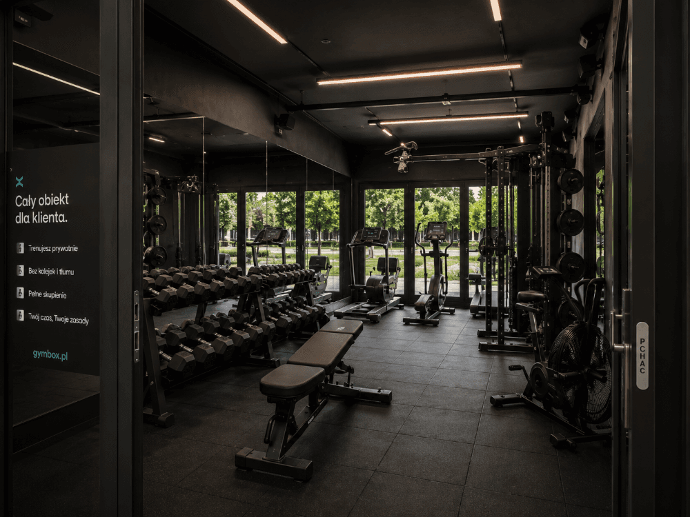 Wnętrze GymBox - stanowiska treningowe
